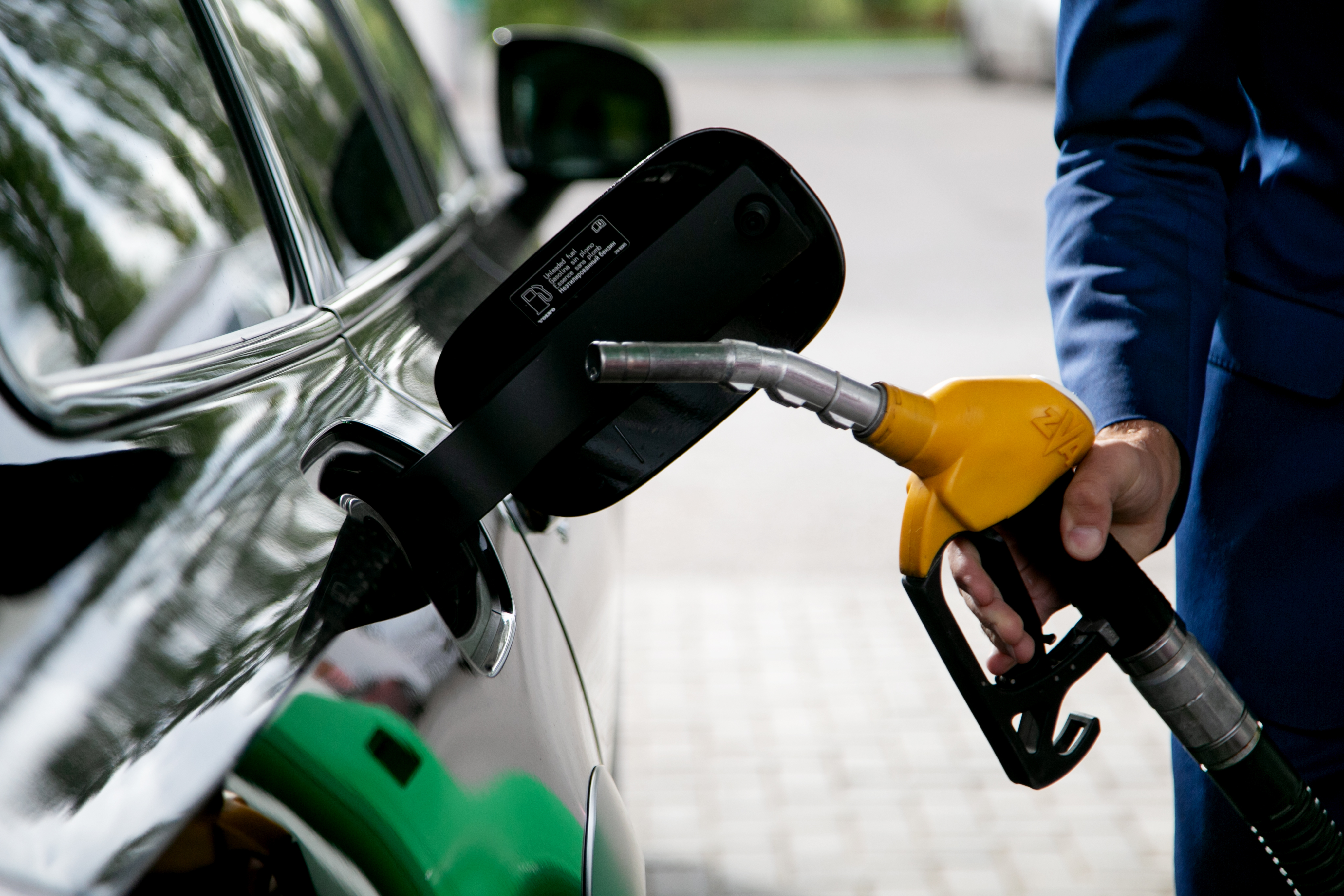 В России цены на бензин на бирже обвалились до уровня 2016 года