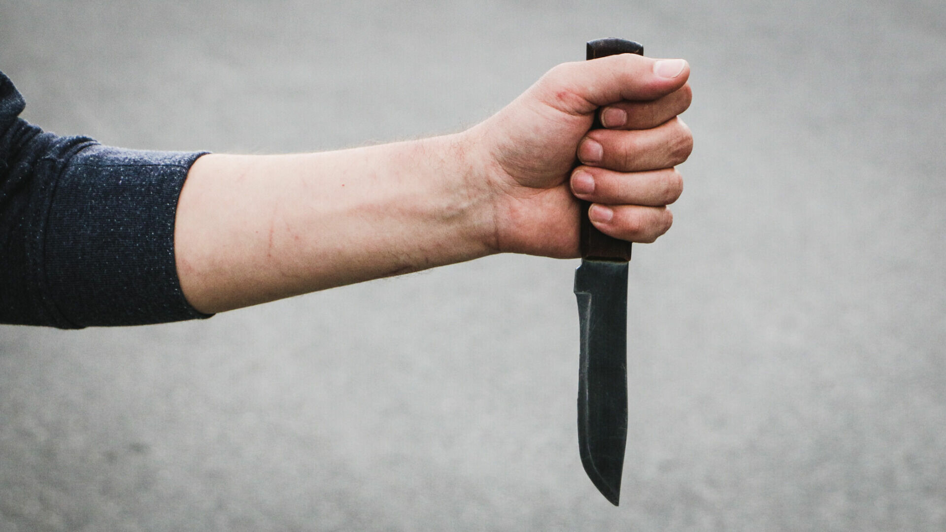 Ребенок украл нож у отца и решил похвастаться им перед одноклассниками