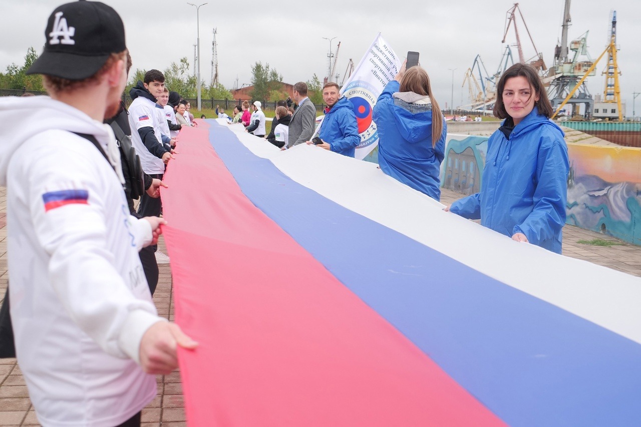 В Сургуте развернули флаг РФ длиной 429 метров и шириной 1,3 метра.