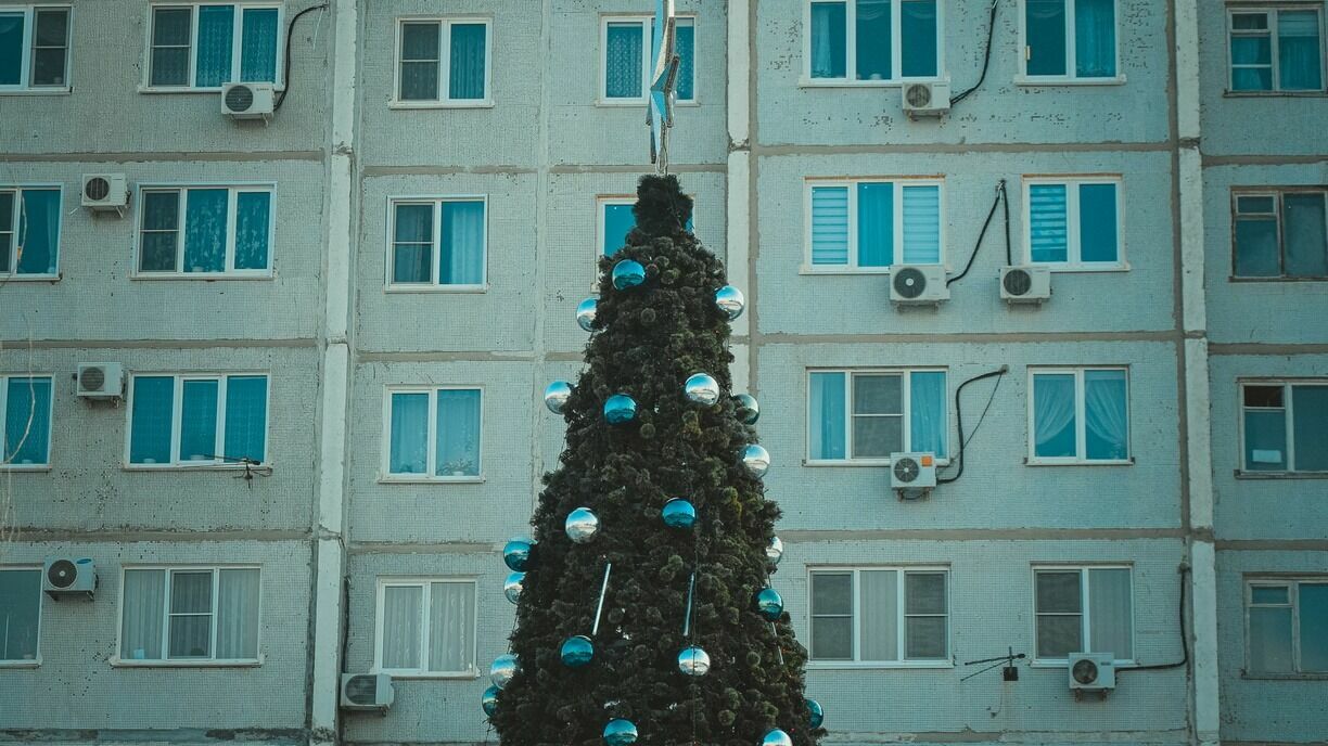 В Нижневартовске коммунальщики установили новогоднюю елку на уличный туалет