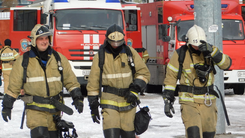 В Салехарде пожарные эвакуировали из горящего дома 12 жильцов