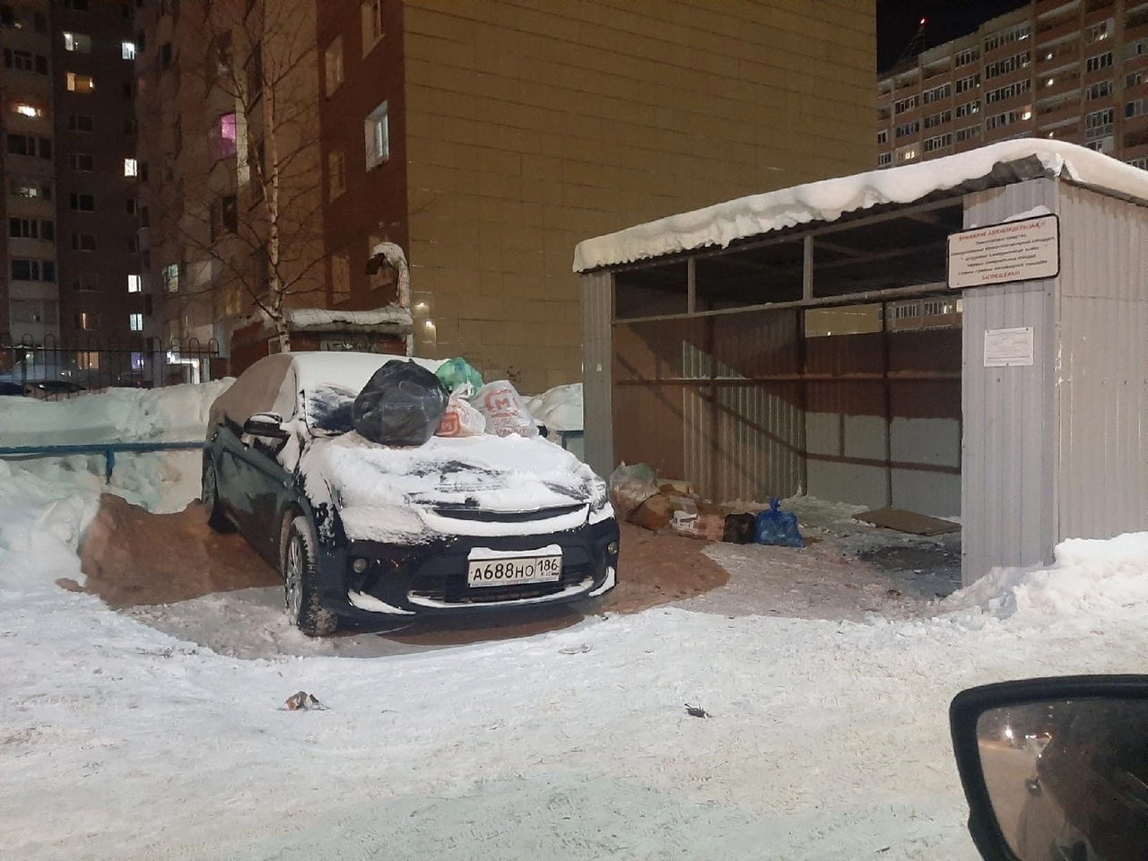 «Новый челлендж?». В Сургуте неизвестные завалили мусором автомобиль, стоящий у баков