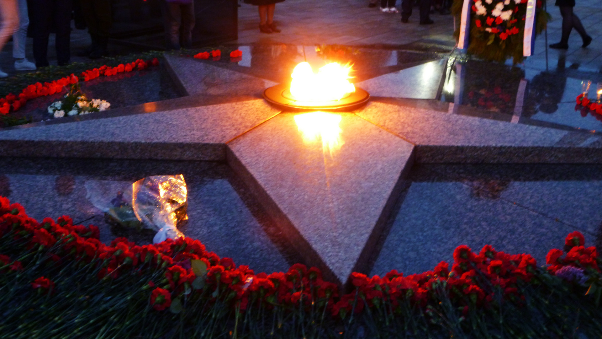 На Ямале тиктокерши сожгли цветы у Вечного огня и снимали видео