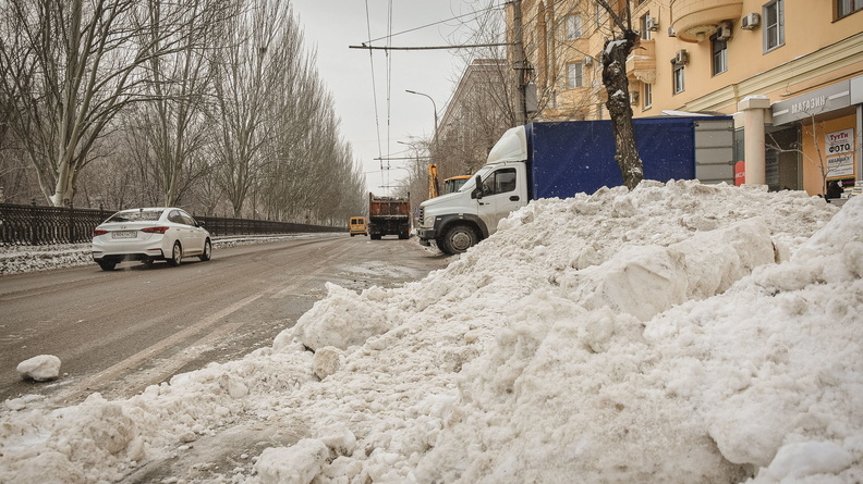 Жители Сургута боятся потопа из-за таяния гор снега вдоль тротуаров