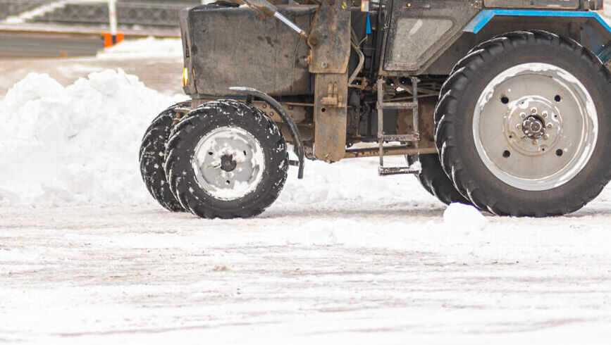 Лед отшлифован! В городе ХМАО водитель трактора наматывает километры по двору