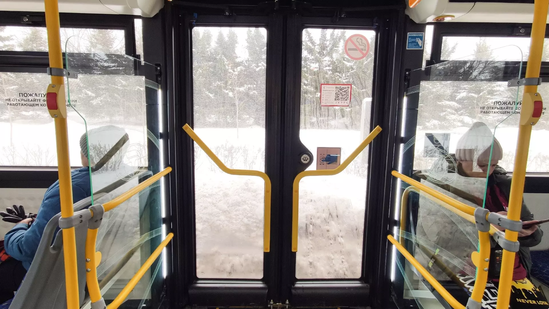В Сургуте пассажиры вытолкали застрявший в снежной каше автобус