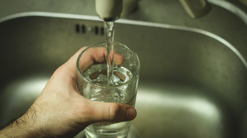 Нижневартовские коммунальные сети прокомментировали массовые жалобы на воду