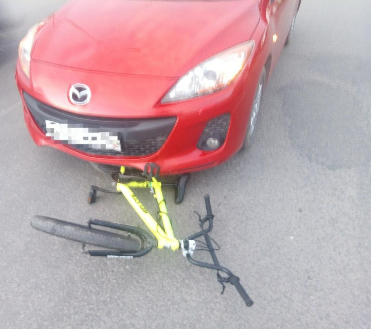 В Сургуте школьник поехал на велосипеде на красный и попал под колеса машины