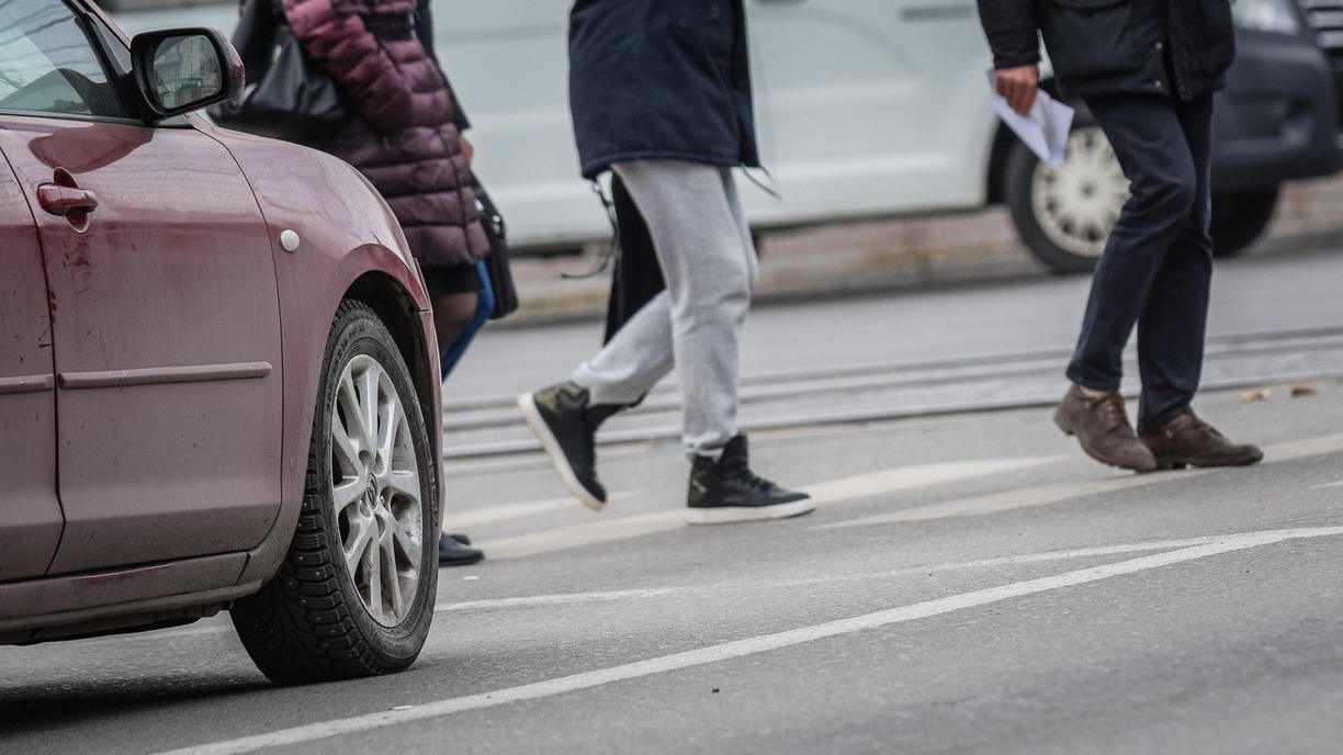 В Сургуте малолетние мошеники-пешеходы бросаются под колёса и вымогают деньги