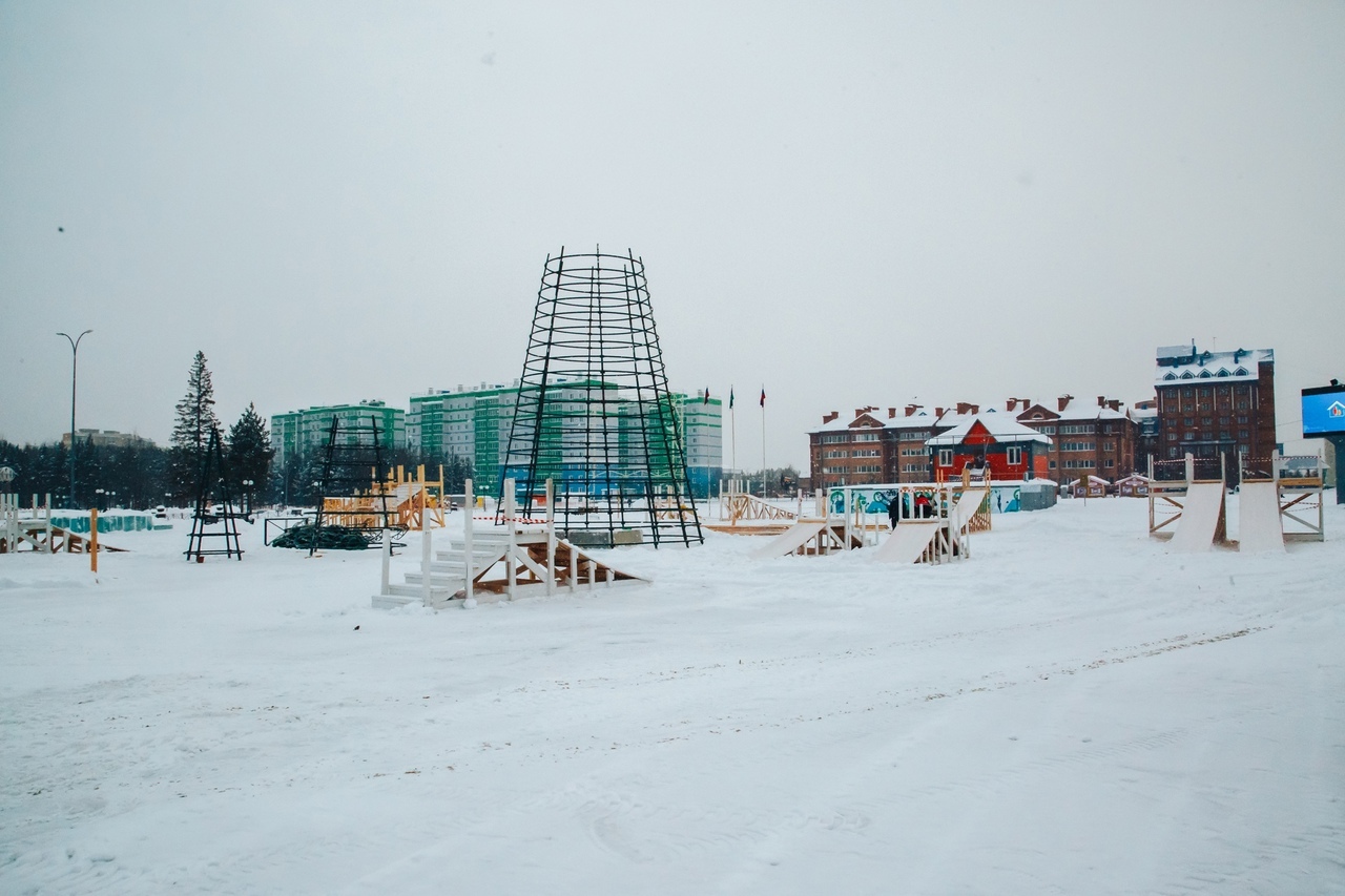 В Нягани строят три ледовых городка