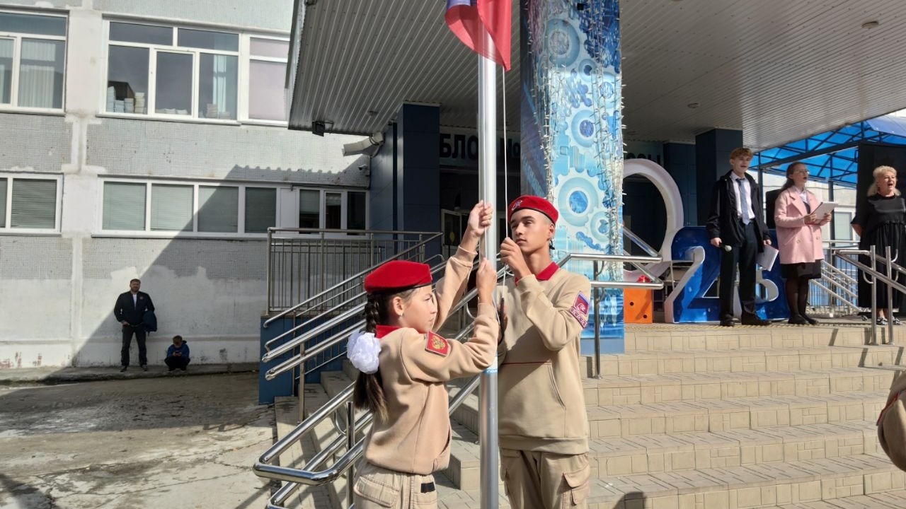 Церемония поднятия флага в сургутской технологической школе.