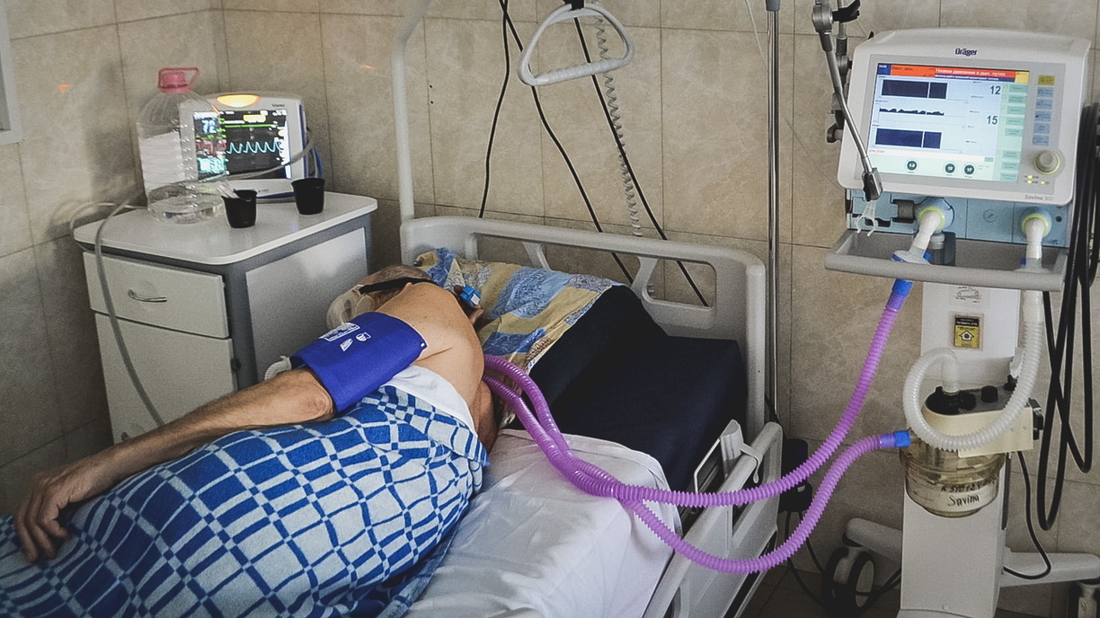 В Югре 144 пациента подключены к ИВЛ, 206 больных находятся в тяжёлом состоянии