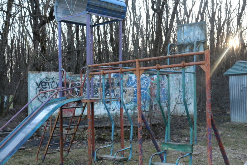 В Советском две детские площадки могут представлять опасность здоровью