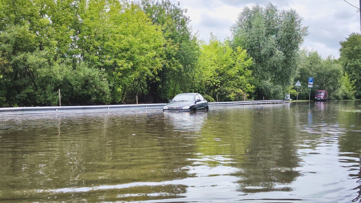 Житель Нижневартовска чуть не лишился машины из-за потопа в результате ливня