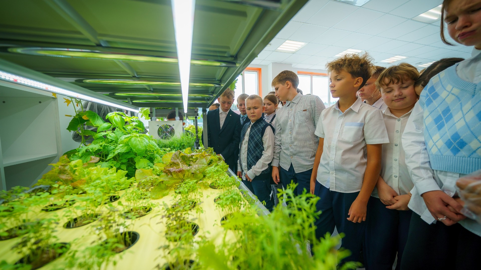 В Югре школьники стали сити-фермерами при поддержке «Родных городов»