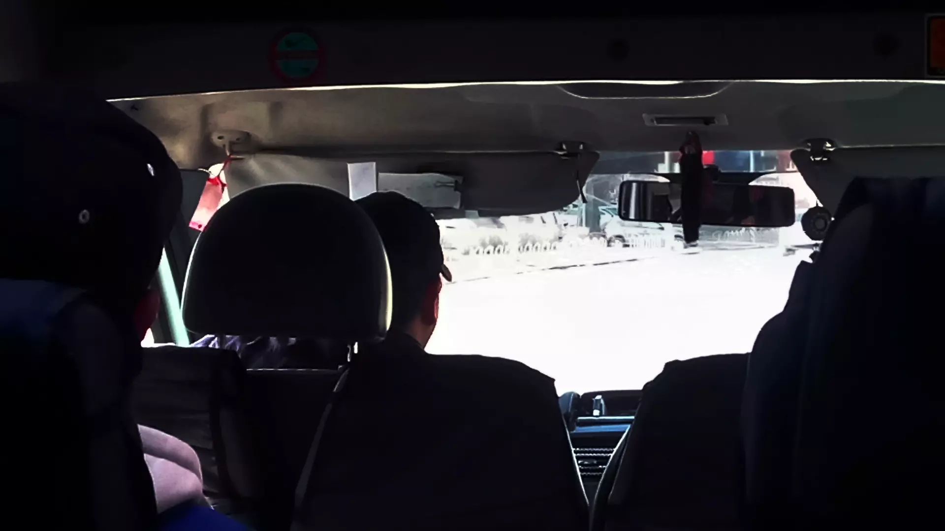 Жители Сургута пожаловались на общающегося по видеосвязи водителя