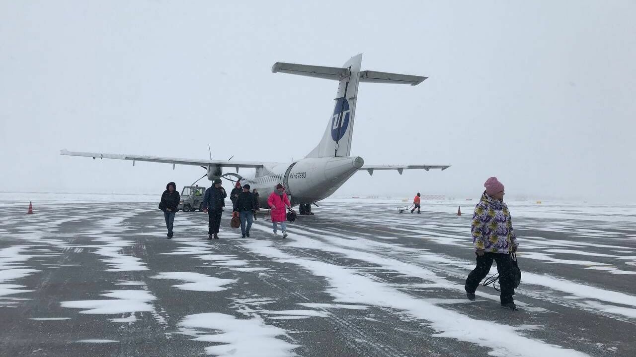 Несколько авиарейсов не смогли вылететь из омского аэропорта 12 декабря