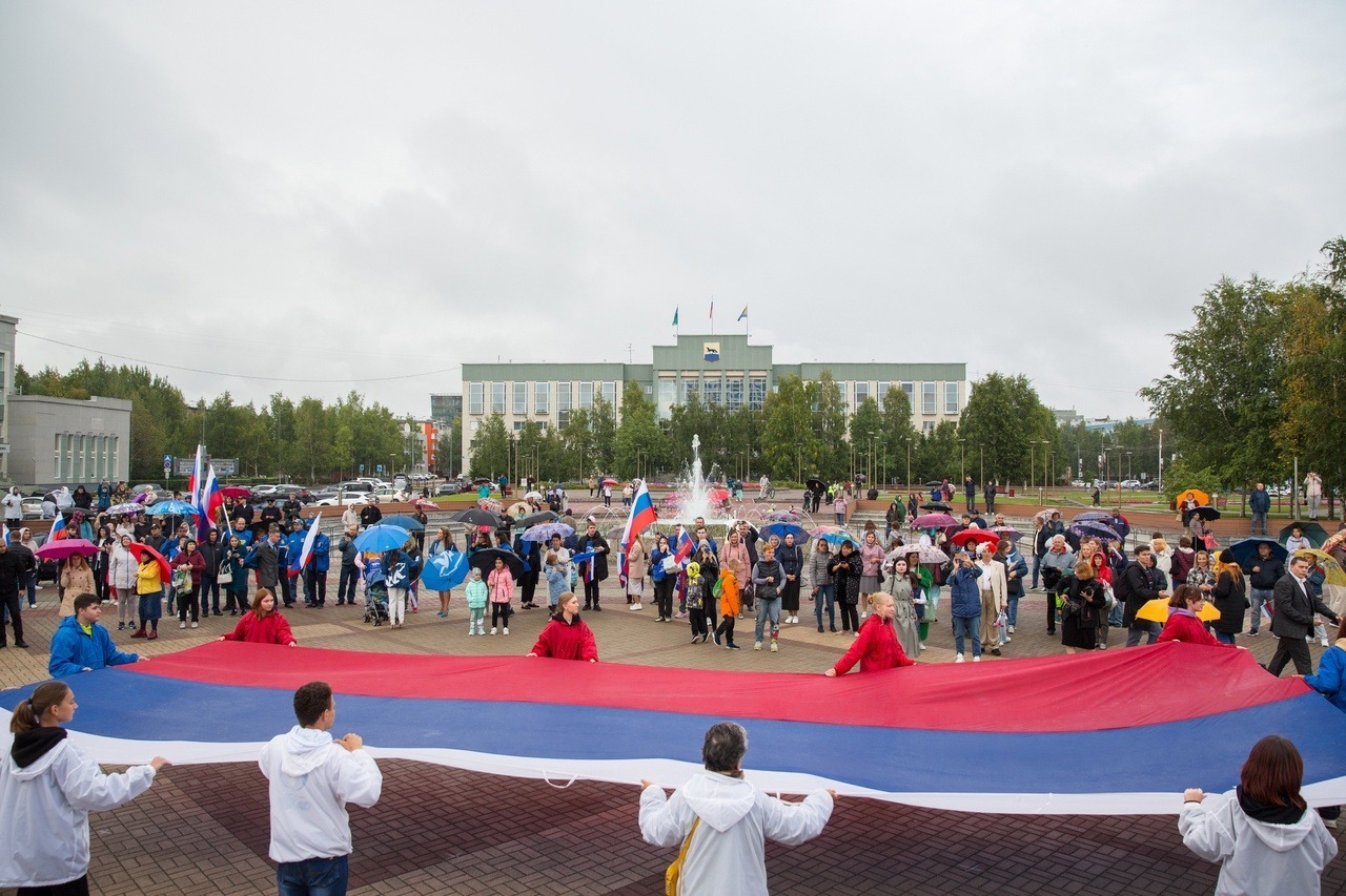 В Сургуте развернули флаг РФ длиной 429 метров и шириной 1,3 метра.
