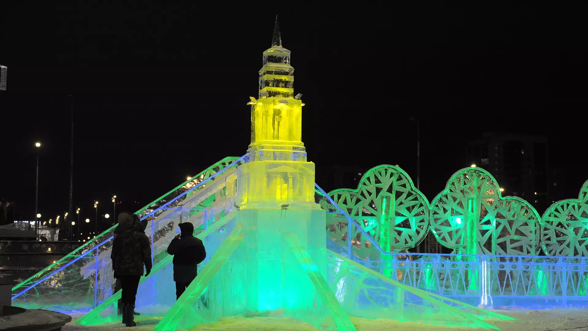 Жители Нижневартовска обсуждают лучшую снежную фигуру в городе