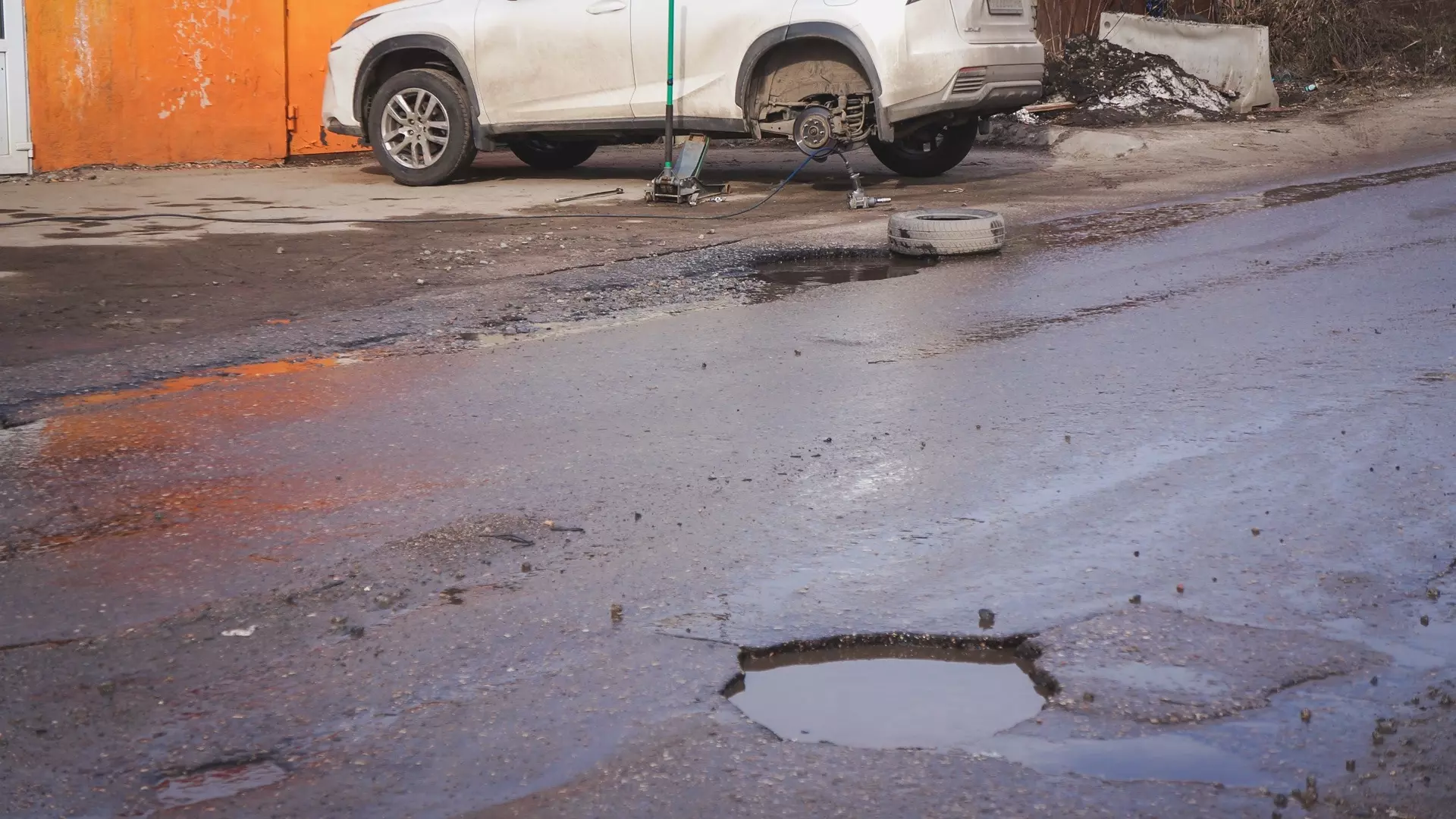 Жители Сургута жалуются на просевшие люки на дорогах из-за некачественного ремонта
