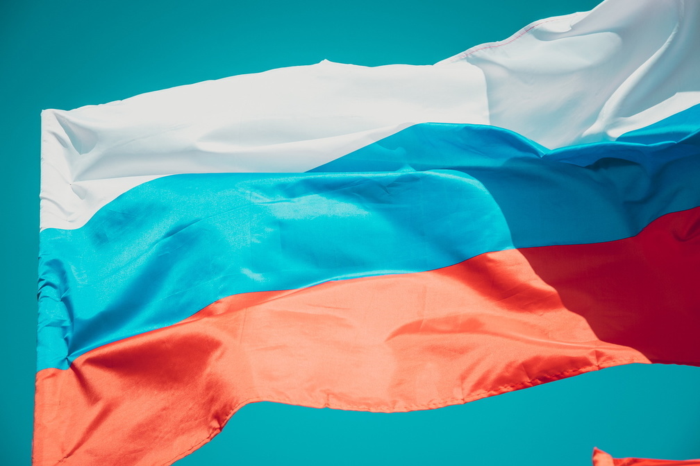 В школах ЯНАО и ХМАО начали исполнять гимн и поднимать флаг России