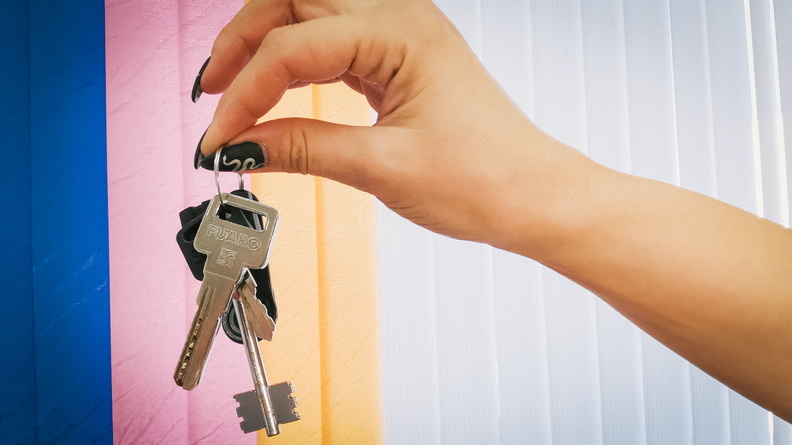 В Сургуте 15 детям-сиротам вручили ключи от новых квартир