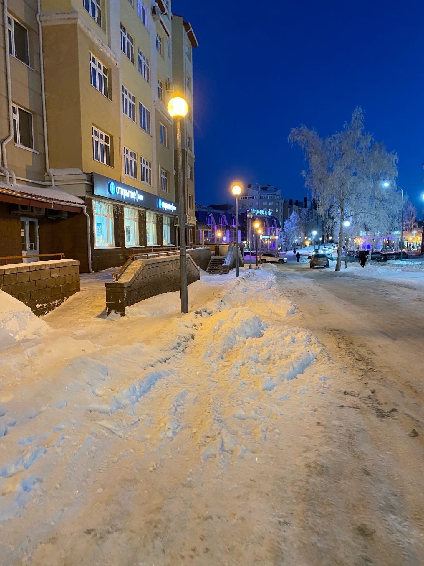 «Как в деревне». Жители столицы ХМАО вынуждены ходить по снежным завалам