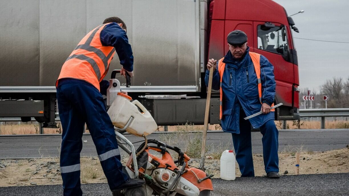 В Нижневартовске дорожники заделывают ямы на дорогах после зимы