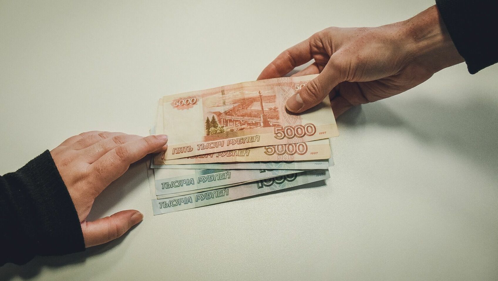 Житель Сургута подарил мошенникам 6 млн рублей