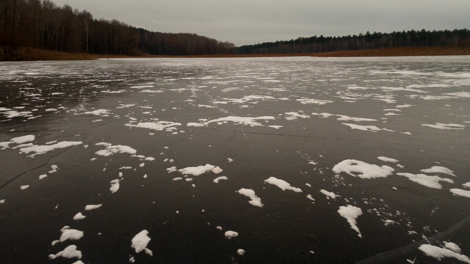 Власти Сургута предупреждают горожан об опасности тонкого льда