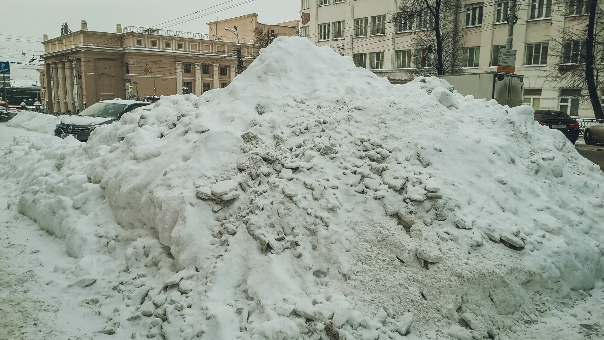 В Сургуте жалуются на сугробы снега во дворах домов и нерасчищенные тротуары