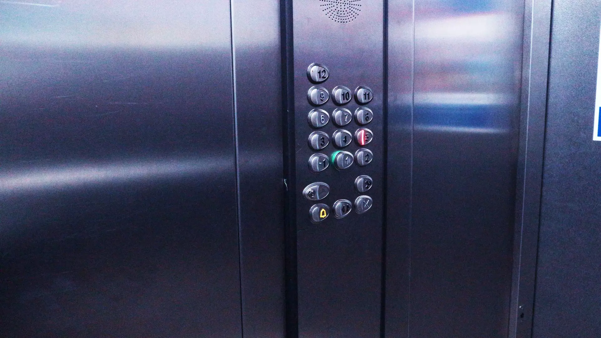 В домах Нижневартовска новые лифты не выпускают пассажиров