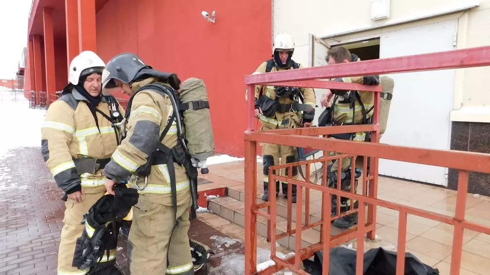 В Сургуте эвакуировали посетителей ТЦ «Авангард» из-за пожара