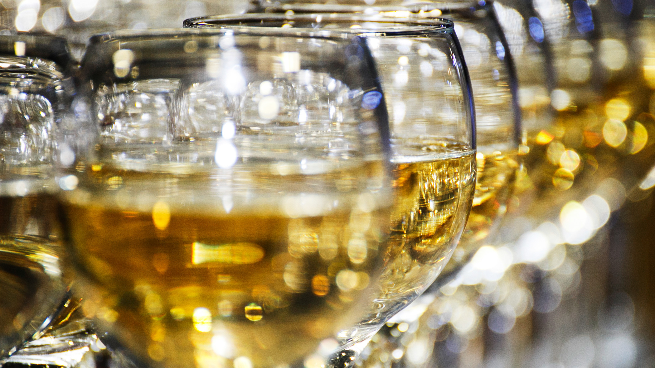 Тем, кто привился незадолго до Нового года, можно выпить бокал шампанского.