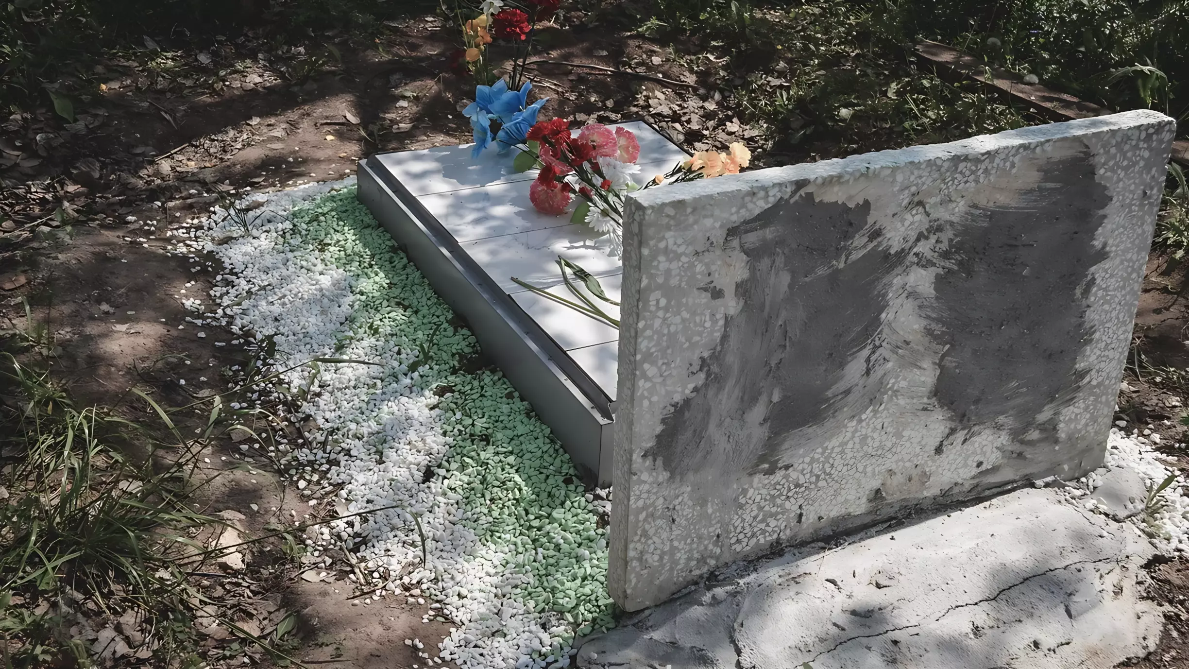 В ХМАО возмущены видом могилы мальчика, на лечение которого собирали «всем миром»