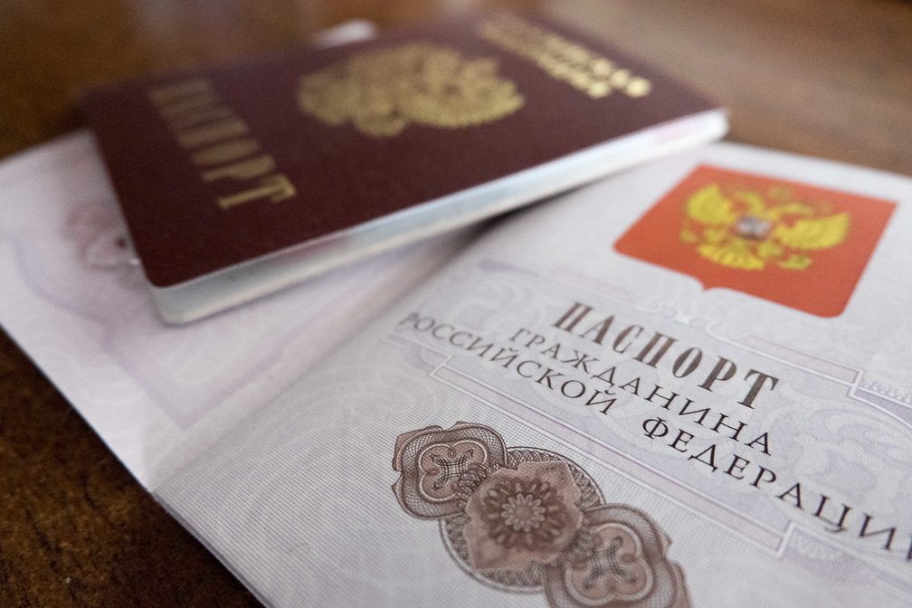 В Сургуте жительнице ДНР выдали паспорт гражданки РФ
