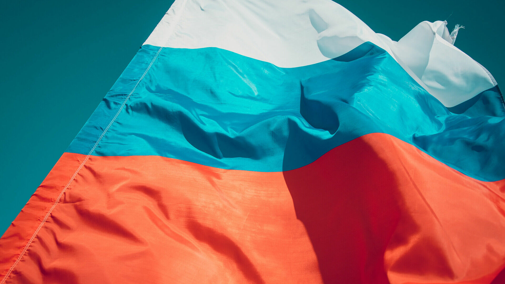 Директор гимназии в ХМАО перепутала цвета в российском флаге
