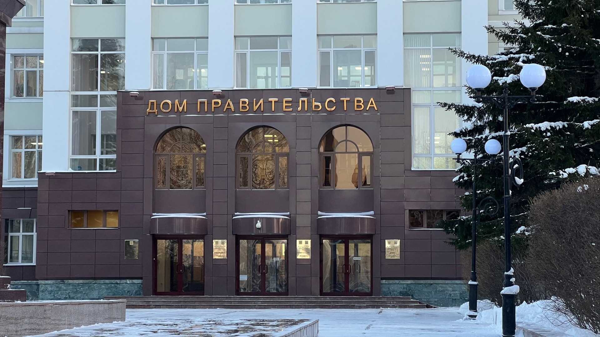 В правительстве ХМАО объяснили, почему Комарова уволила первого зама Охлопкова