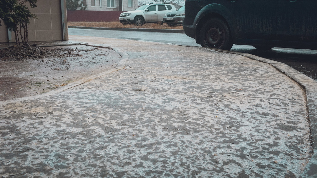 Жители Нижневартовска пожаловались на покрытые льдом тротуары