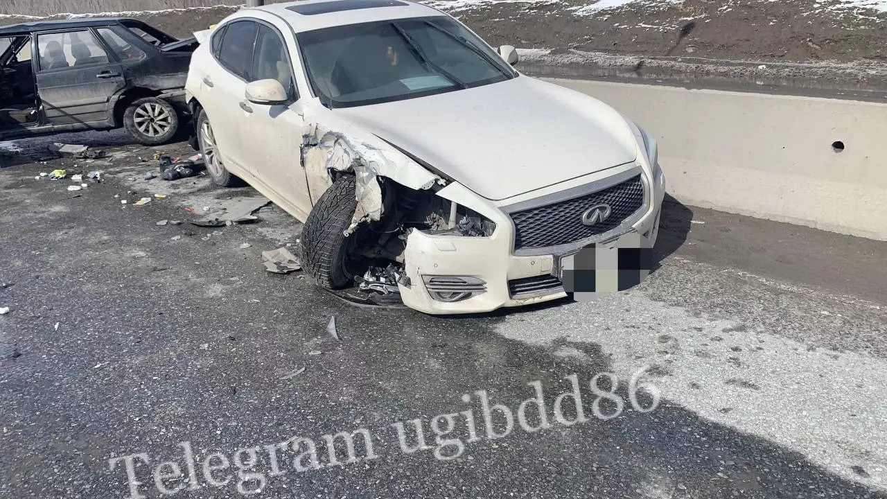 В Сургуте водитель «ВАЗа» протаранил машины на Тюменском тракте