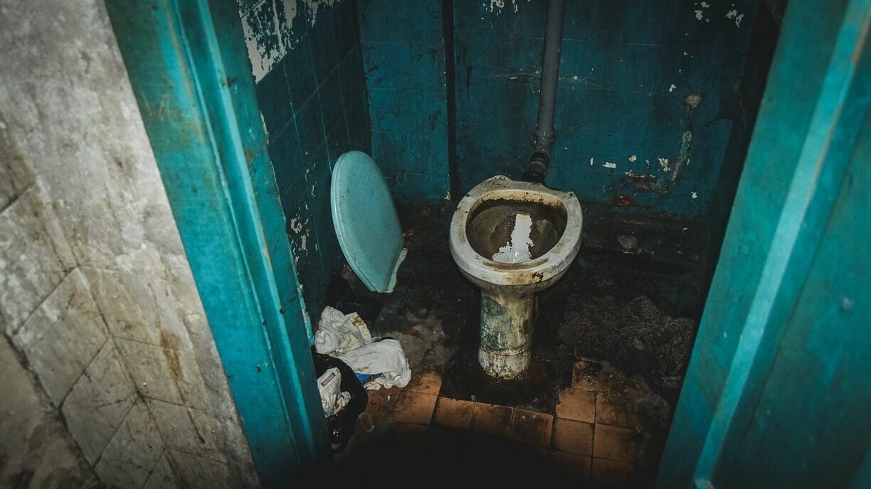 В Росстате подсчитали, сколько жителей ХМАО пользуются уличным туалетом