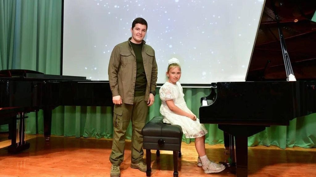 Дмитрий Артюхов подарил волновахской школе искусств музыкальные инструменты