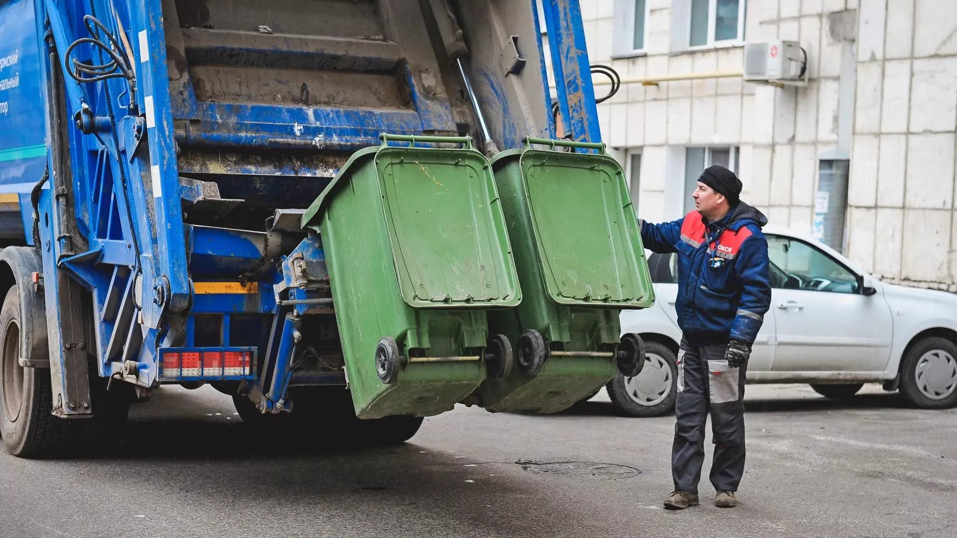В Нижневартовске мусорщики отомстили автоледи, загородившей проезд мусоровозу