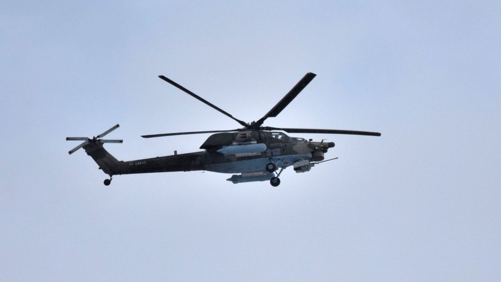Вертолёт с нефтяниками совершил жёсткую посадку в Югре