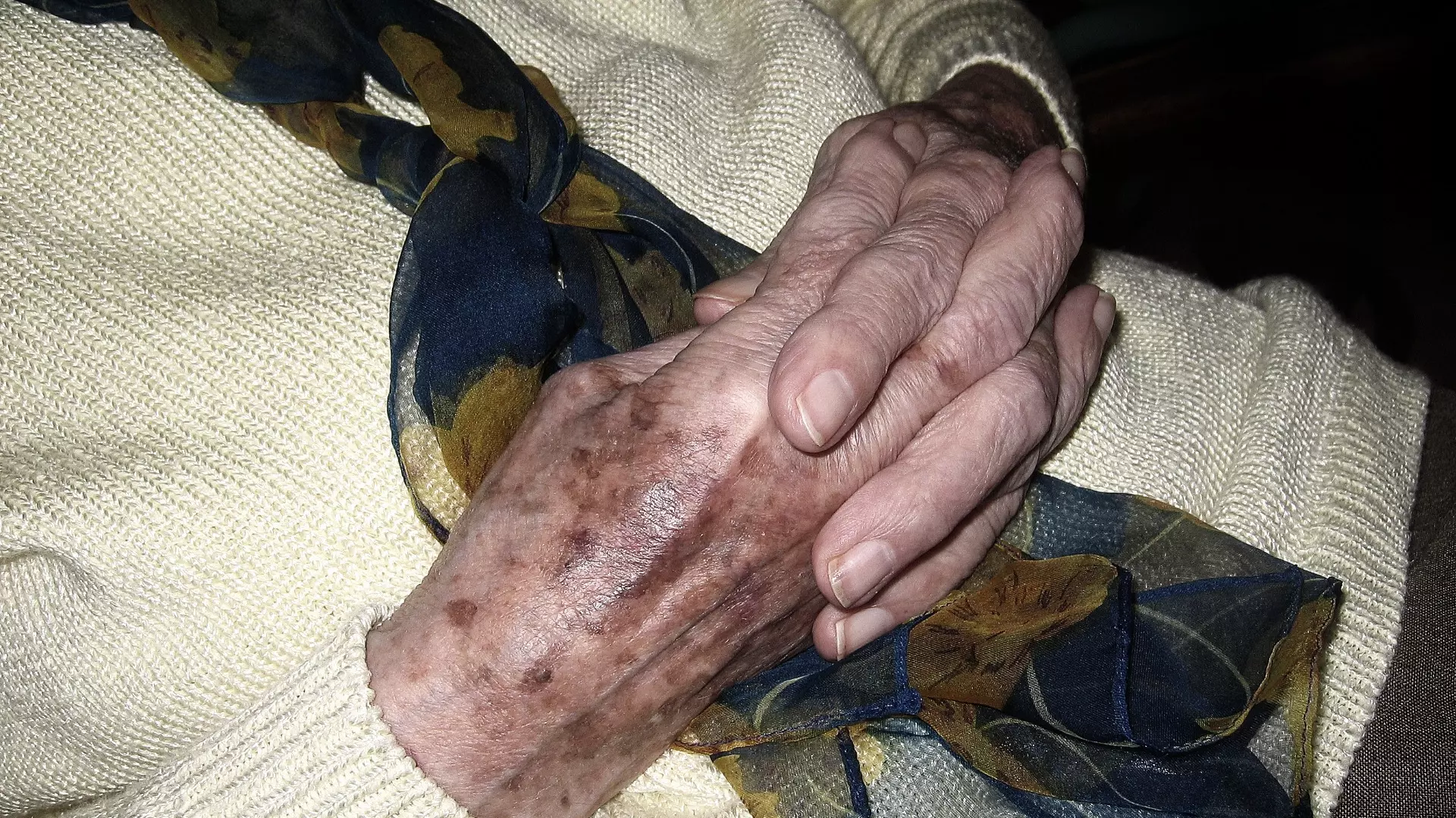 93-летняя старушка из Сургута боится выходить на улицу из-за желающих ей помочь