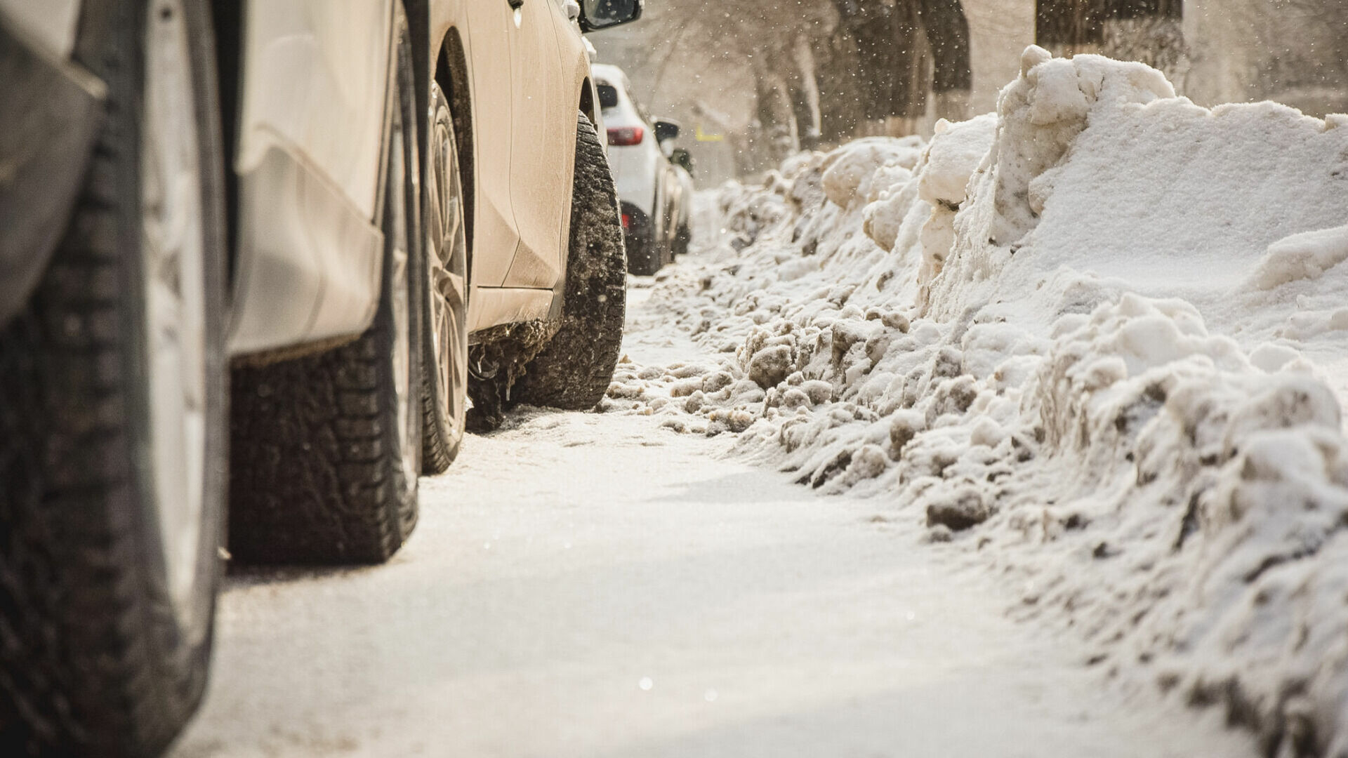 У детсада в Нижневартовске четыре машины застряли из-за неубранного снега