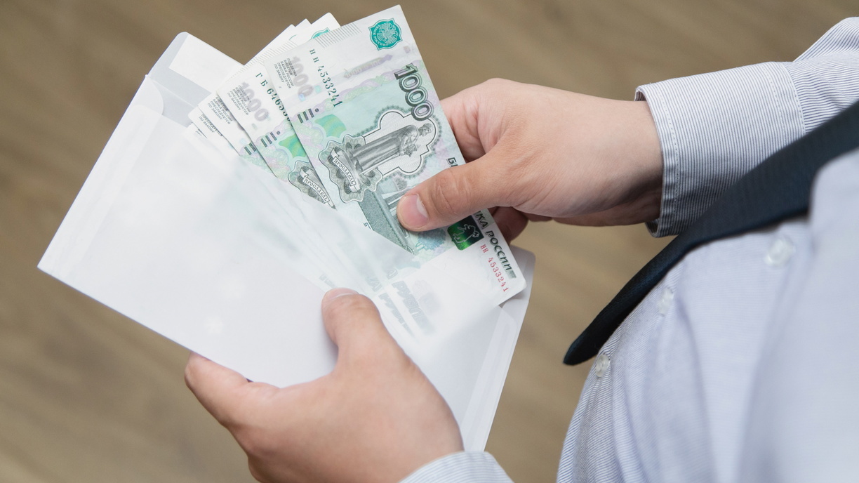 В Сургуте мужчина пытался провезти в ручной клади полтора миллиона рублей наличными