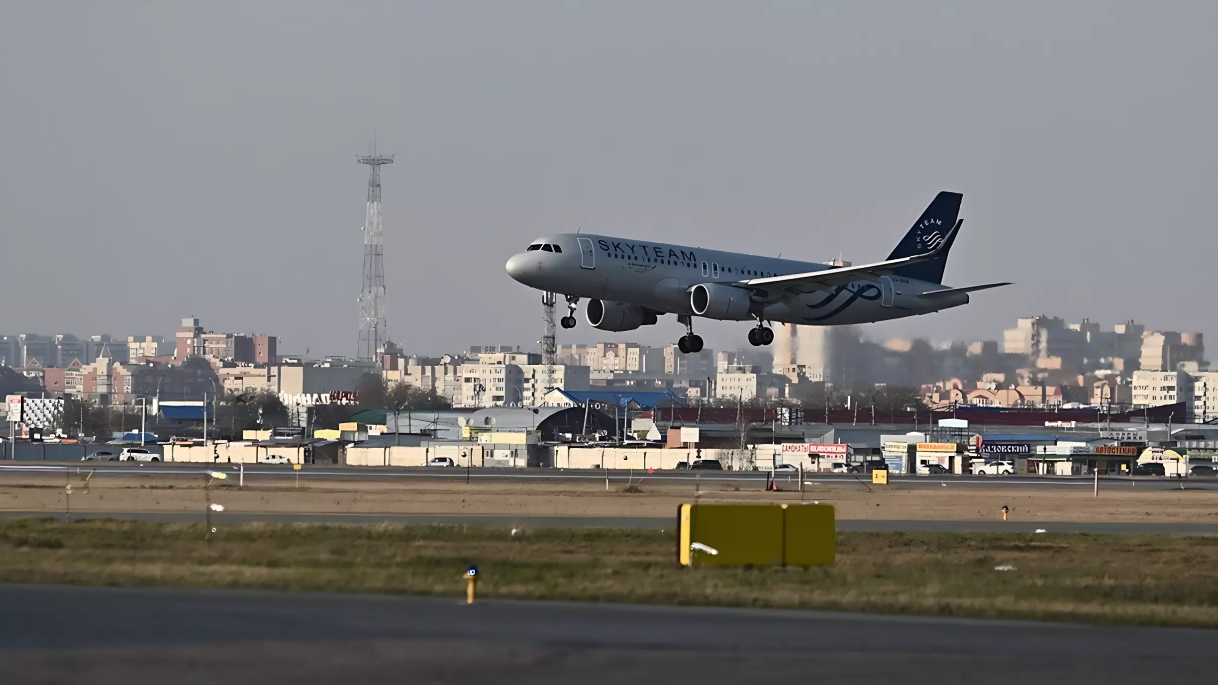 Самолет UTair не долетел до Сургута из-за проблем с механизацией крыла