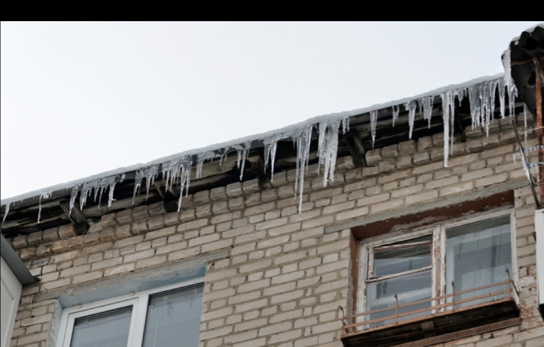 В МЧС по ХМАО предупредили об опасности схода снега с крыш