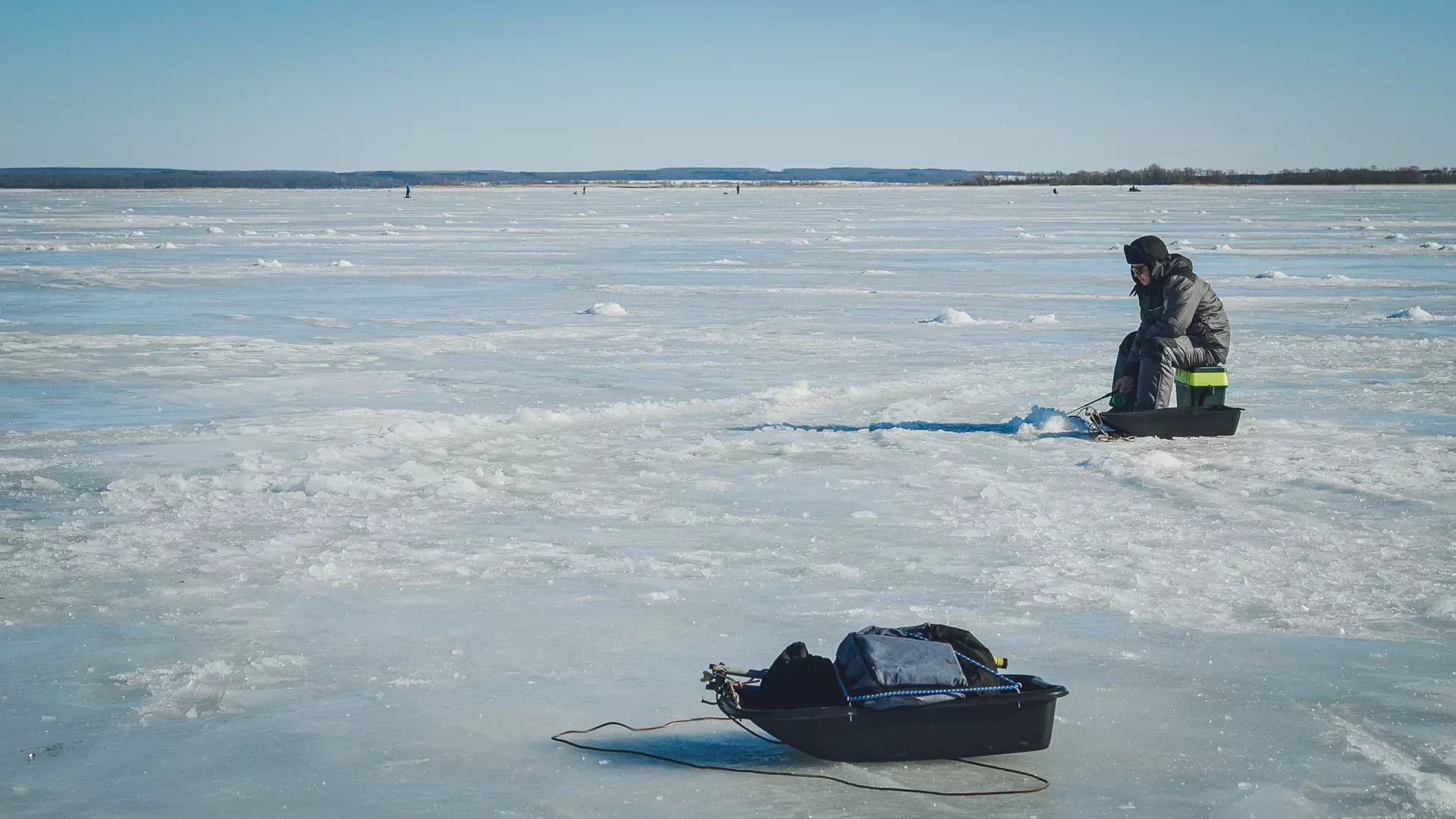 В ХМАО рыбаки застряли на сломанном авто рядом с озером и едва не замерзли